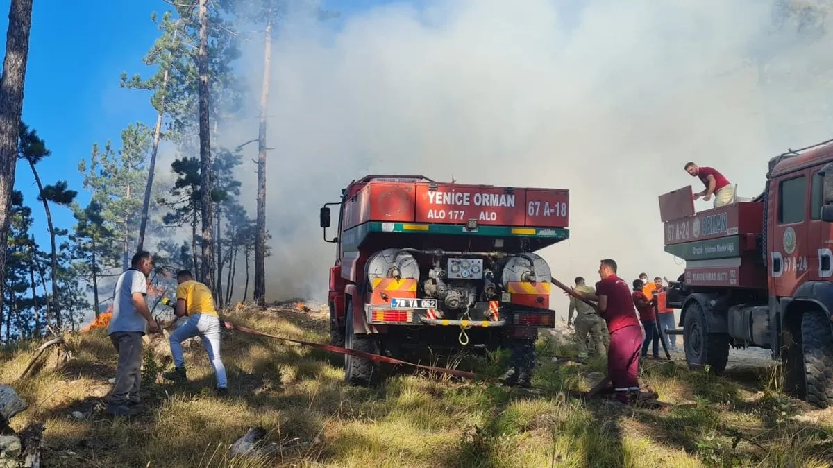 Karabük’ün Ovacık ilçesindeki yangın rüzgârın etkisi büyüyerek devam ediyor