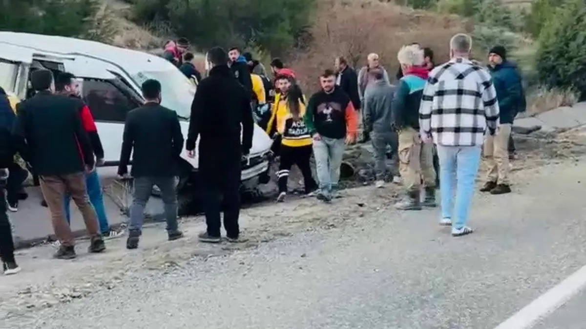 Hafif ticari araç menfeze savruldu: 6 yaralı
