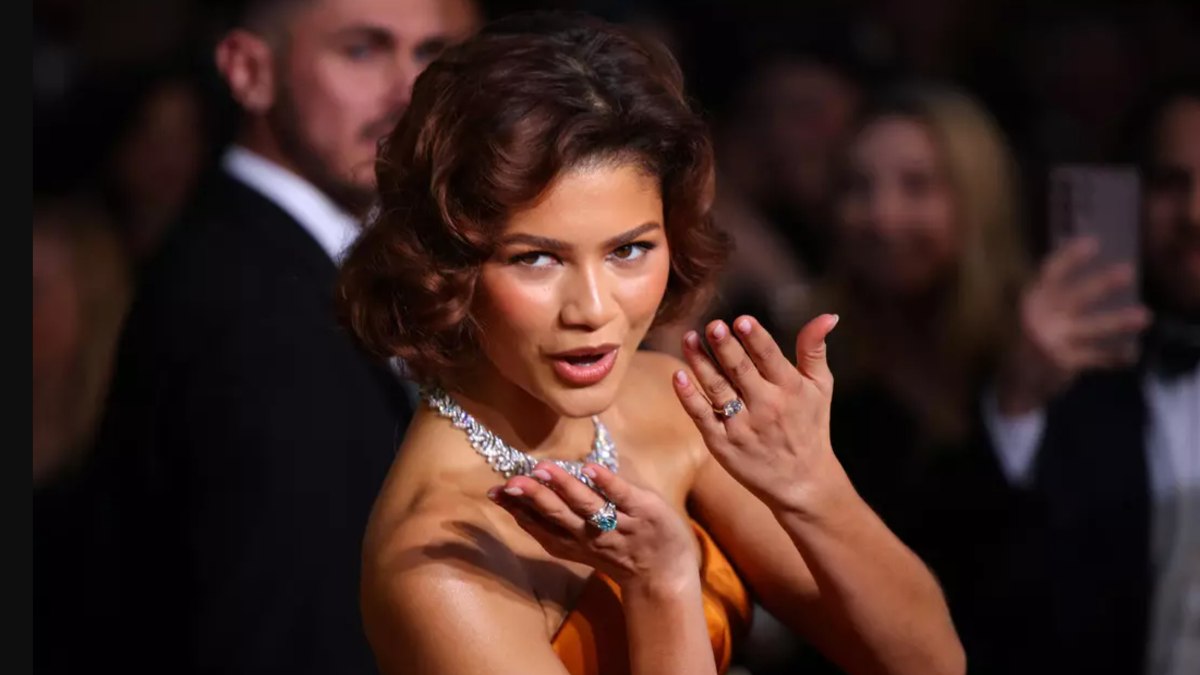 Zendaya, parmağındaki dev elmas yüzükle 2025 Altın Küre Ödülleri’ne katıldı