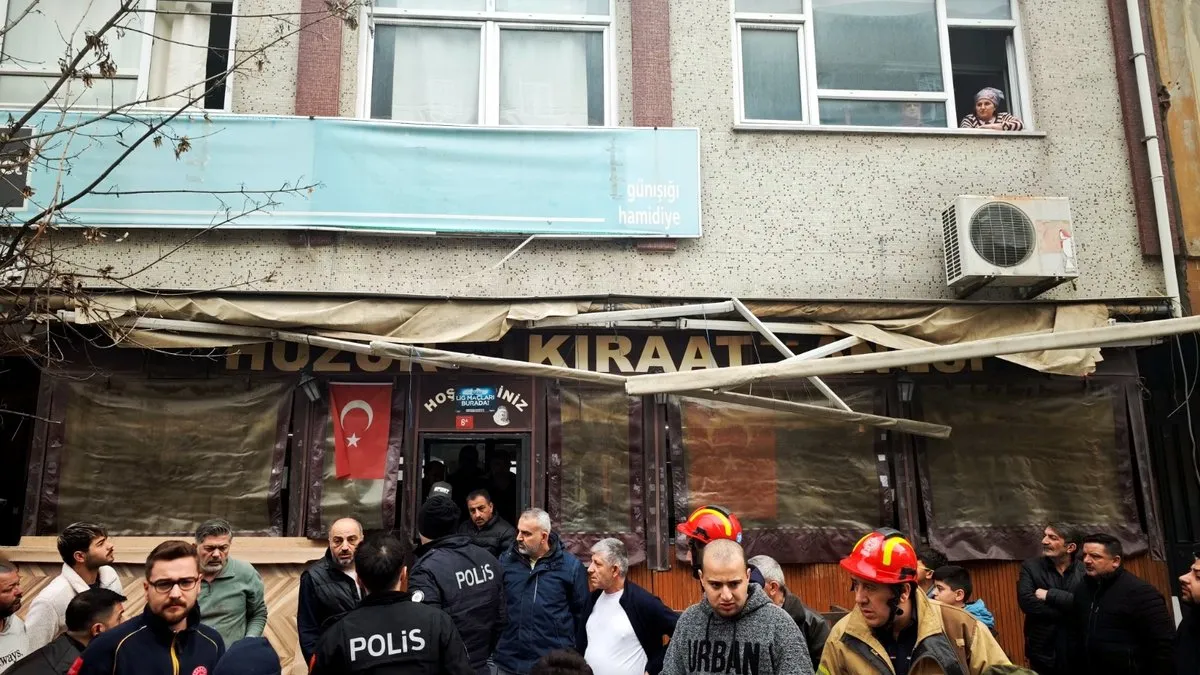 4 kattaki yük sepeti halat kopunca kaldırımda yürüyenlerin üzerine düştü