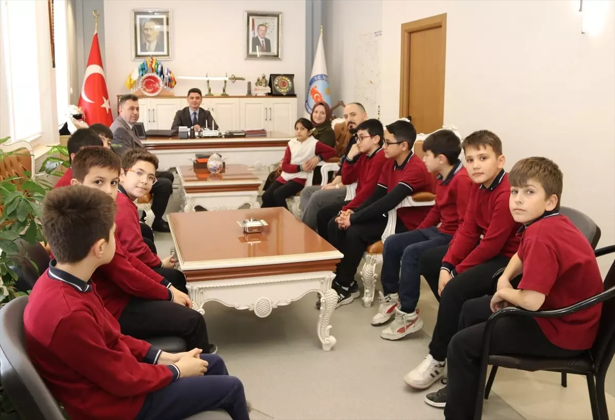 Atatürk Ortaokulu Hentbol Takımı’ndan Kaymakam’a Ziyaret