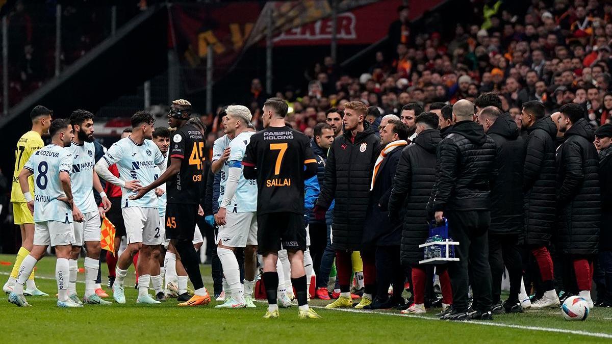 Galatasaray maçında sahadan çekildiler! Adana Demirspor için ne karar verilecek?