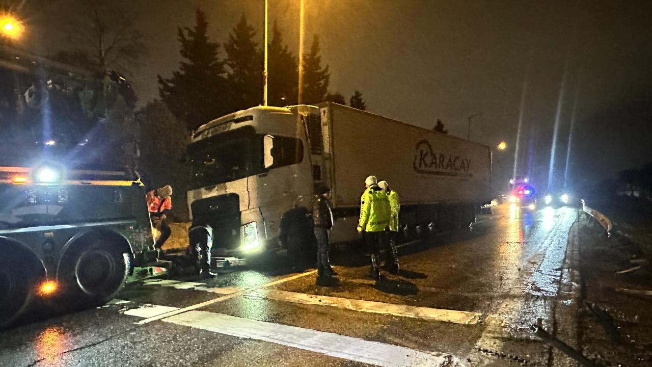 Makaslayan tır nedeniyle D-100 kara yolu Edirne yönü trafiğe kapatıldı