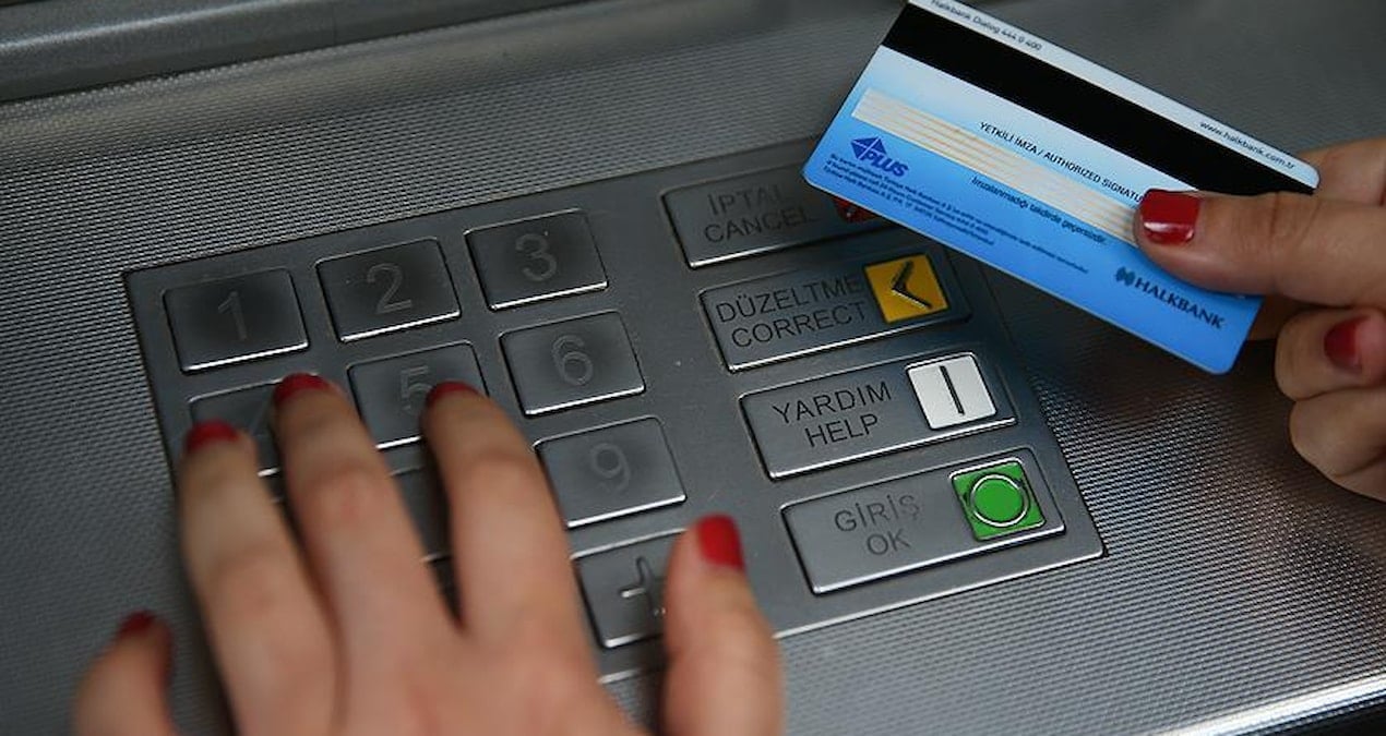 Para çekmek için ATM tuşlarına bastı, ölümden döndü