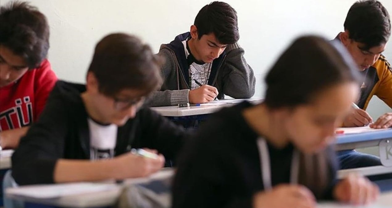 Liselerde yeni dönem resmen başladı: Bu kural kara kara düşündürecek