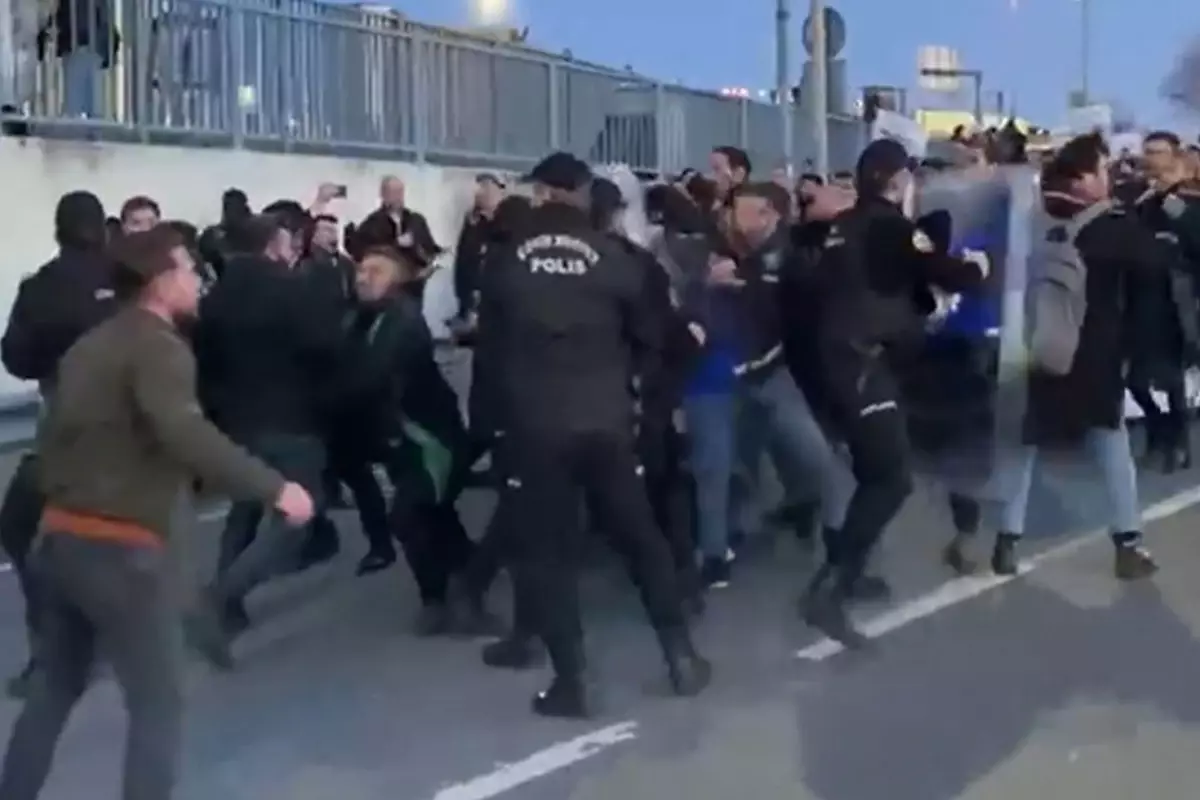Taksim’e yürümek isteyen İstanbul Barosu avukatlarına polis müdahalesi